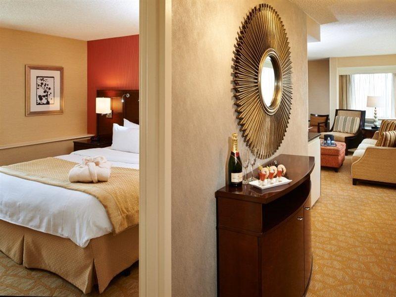 ดีทรอยต์ แมริออท ลิโวเนีย Hotel ภายนอก รูปภาพ