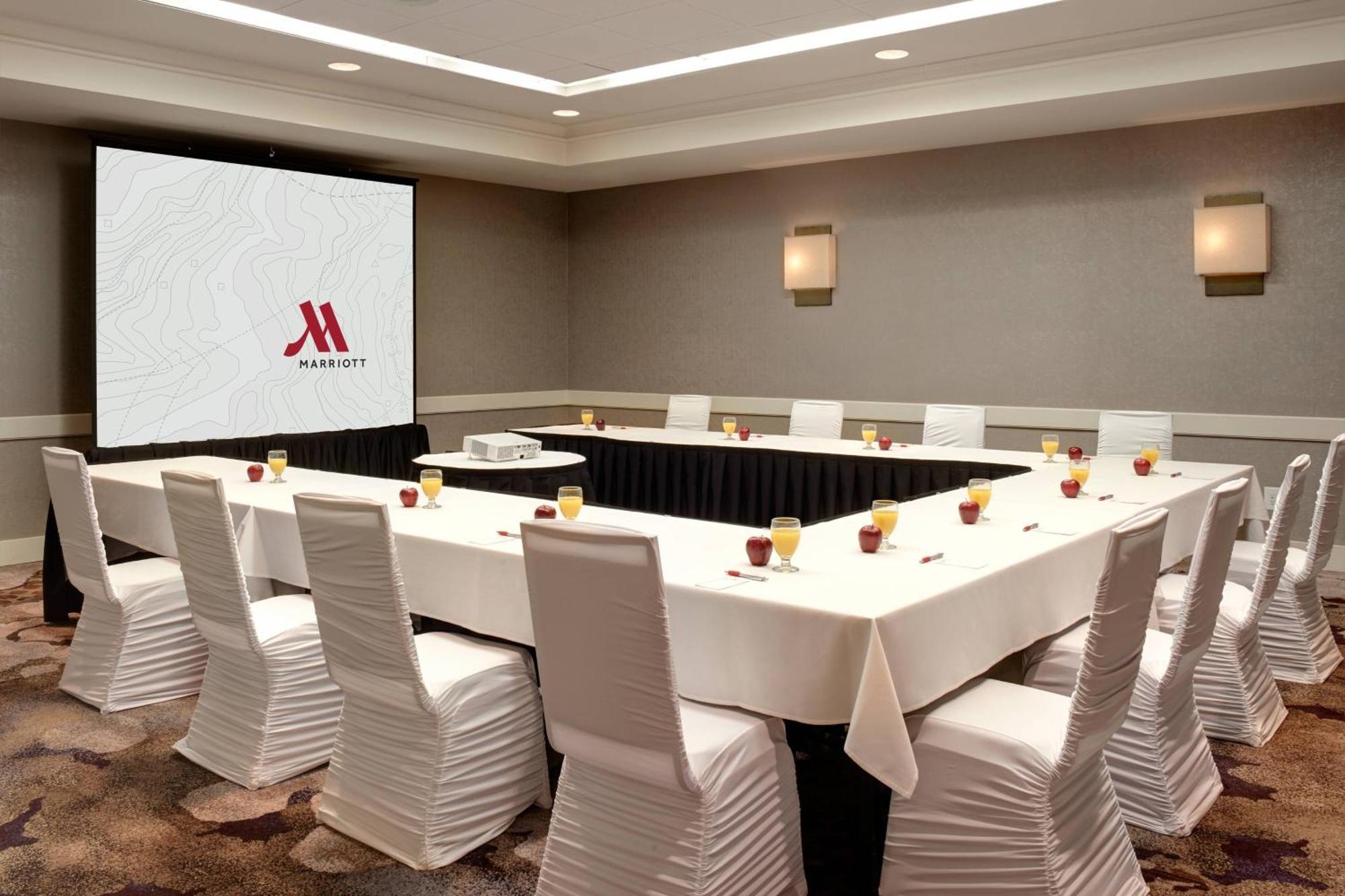 ดีทรอยต์ แมริออท ลิโวเนีย Hotel ภายนอก รูปภาพ